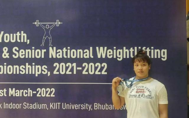 Mizo weightlifter, Lalchhanhimi, wins silver medal at the National Weightlifting Championships 2021-2022