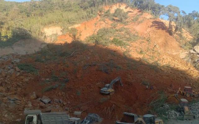 Avalanche at quarry buries 15 workers